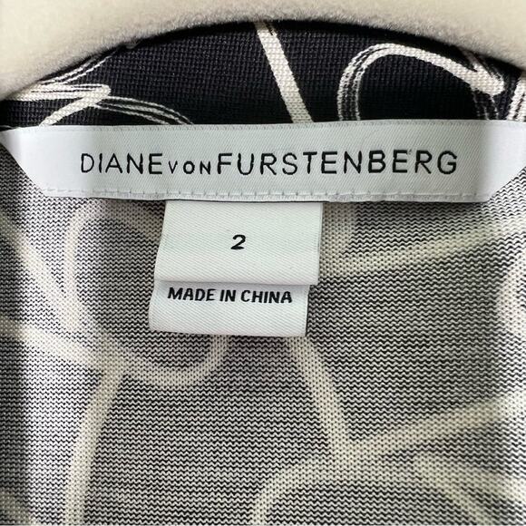 Diane von Furstenberg Black & White Squiggle Print Wrap Dress Size 2 - Picture 13 of 14